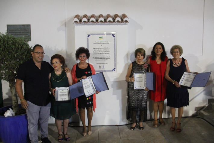 La Herradura rinde un sencillo y emotivo homenaje a cuatro mujeres destacadas por apoyar las tradiciones e iniciativas populares